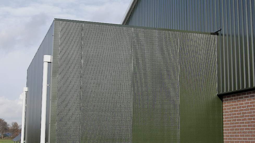 Via het luchtafvoerkanaal wordt de stallucht direct naar boven geleid waardoor de geuruitstoot in de omgeving lager is. Met dakleer zijn de ventilatiekokers afgewerkt zodat er geen water langs de kokers naar binnen lekt.