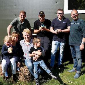 Lisette, Ad en Ted van den Akker van Biologisch bedrijf Bos en Akker exploiteren de haantjescaravan naast de biologische Angus stieren op hun bedrijf. Hulpboeren helpen mee met de verzorging.