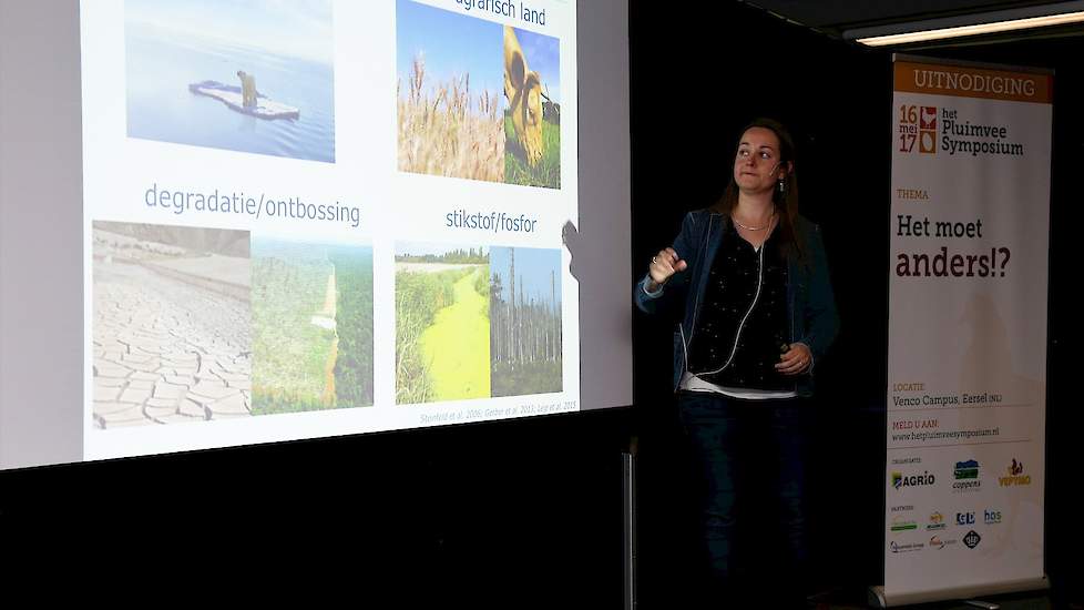 Na de pauze werden de bezoekers in twee groepen verdeeld om zowel in de kantine als het auditorium naar de presentaties van vleeskuikenhouder Joost Westerbeek en onderzoeker Hannah van Zanten te luisteren. Volgens onderzoekster Hannah van Zanten zijn er d