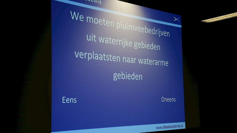 De meeste deelnemers het oneens met de stelling dat pluimveebedrijven vanuit waterrijke gebieden verplaatst moesten worden in het kader van vogelgrieprisico’s. Een preventieve ophokplicht tijdens de vogeltrek werd wel als oplossing genoemd.