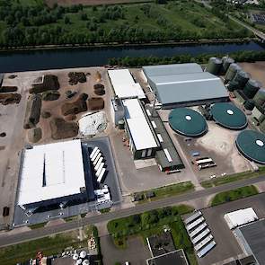 In de fabriek in Helmond produceert Ferm O Feed organische meststoffen van pluimveemest. In de aanvoerhal, rechtsboven op de foto, wordt de mest opgeslagen en in de aangrenzende hal verwerkt. De ronde silo´s verhuurt Ferm O Feed. De fabriek ligt aan de Zu