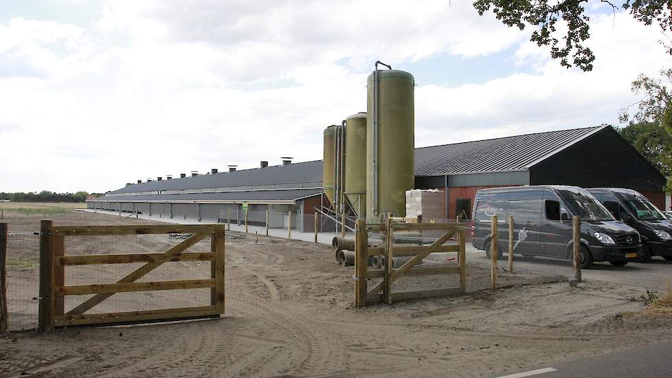 De nieuwe stal is 117 meter lang en 23 meter breed, inclusief een overdekte uitloop aan beide zijkanten. Aan de voorkant zit de eierinpakruimte van 15 bij 10 meter. De familie plaatste hun drie bestaande silo’s bij de stal. „We gaan voeren uit onze vlakbo