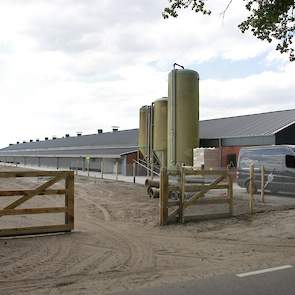 De nieuwe stal is 117 meter lang en 23 meter breed, inclusief een overdekte uitloop aan beide zijkanten. Aan de voorkant zit de eierinpakruimte van 15 bij 10 meter. De familie plaatste hun drie bestaande silo’s bij de stal. „We gaan voeren uit onze vlakbo