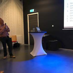 Vleeskuikenhouder Gerard Witlox uit het Limburgse Tienray gaf donderdag 11 oktober tijdens de Pluimveerelatiedag in Veenendaal een presentatie over zijn ervaringen met uitkomen in de stal.