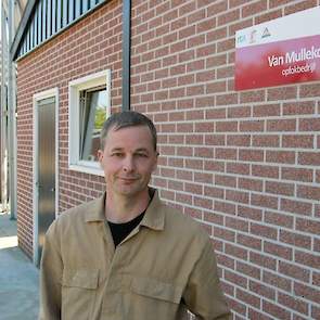 Jan van Mullekom (43) houdt in Helenaveen 150.000 opfokhennen. Hij is een van de eerste traditionele opfokkers leg met daglicht in de stal. „Vepymo kwam met de vraag of ik daglicht in mijn opfokstal wilde maken voor de opfok van het Kipsterkoppel. Daglich