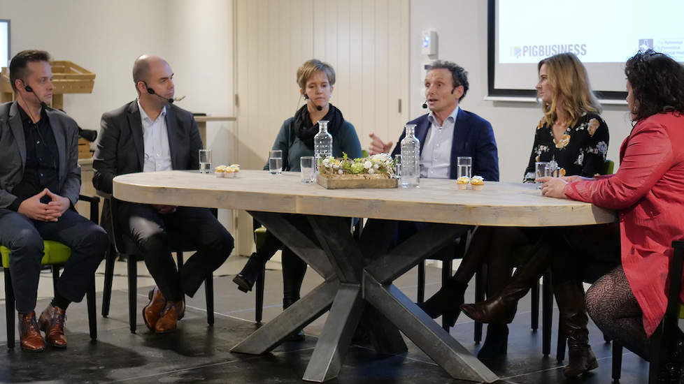 Pierre Berntsen juicht de ketengedachte van Tijssen toe. „Ik denk alleen maar in ketens. Voor de verwaarding van varkens heb je alle ketenpartijen nodig. Meer samenwerking is voor de hele keten van belang.” Een goed voorbeeld die in dit kader wordt genoem