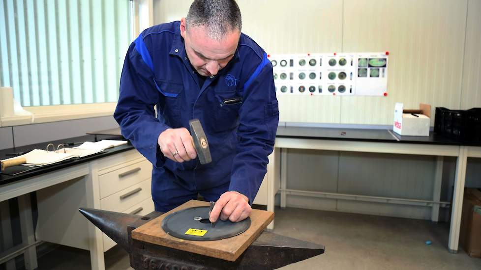 Maar wijkt de zaaischijf uiteindelijk toch iets teveel af, dan wordt deze afgekeurd. In de schijf wordt dan een kruisje met het jaartal van afkeuring geslagen. Volgens Mulders zijn er wel degelijk kwaliteitsverschillen tussen de verschillende zaaischijven