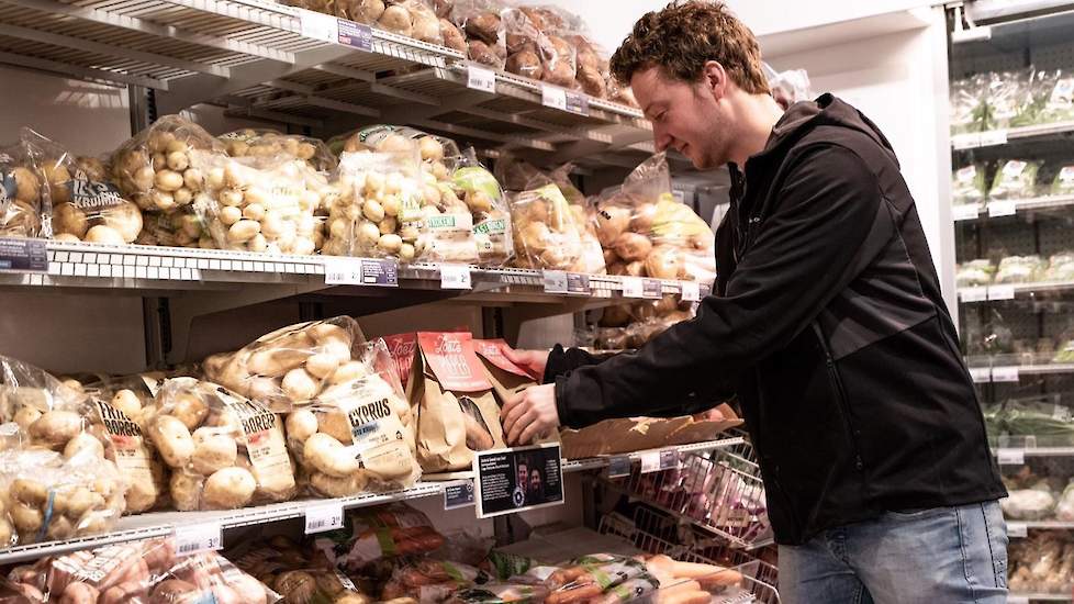 De broers en akkerbouwers Joris en Geerd van Geel uit Lage Zwaluwe (NB) telen Hollandse zoete aardappelen.