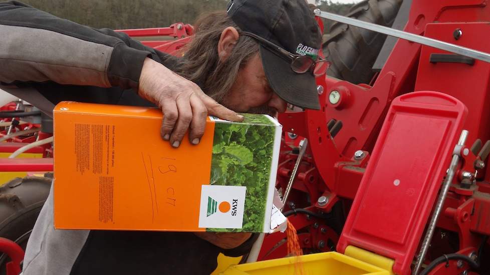 Jan Jenneskens van loonbedrijf Ploegmakers uit De Rips vult de zaadtanks nog een keer bij. Op de doos staat de zaaiafstand van 19 centimeter, zoals akkerbouwer Hans Thur het graag wil. „Dat is iets dichter dan andere jaren. Normaal zaaide ik op 20,5 centi