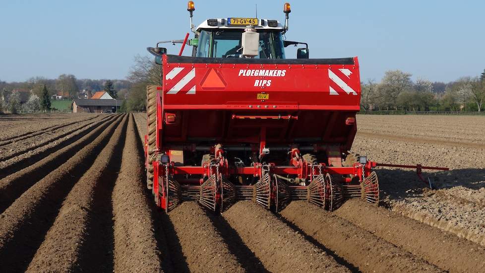 De rollen achterop zijn zogeheten Gitterrollen. Volgens Thur door Grimme rond de Tweede Wereldoorlog ontworpen, vervolgens in de vergetelheid geraakt en pas jaren later weer herontdekt. „Voor deze grond zijn deze rollen uitstekend. Hierdoor liggen de rugg