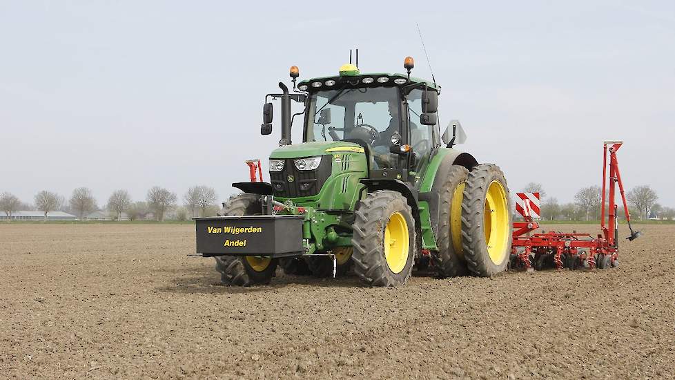 Henk van Wijgerden: „Wij zaaien dit jaar 22 hectare met Smart Blanca KWS. We hebben zelf gevraagd om dit Conviso Smart-ras op proef te mogen zaaien om zo het probleem van de schieters aan te kunnen pakken.”