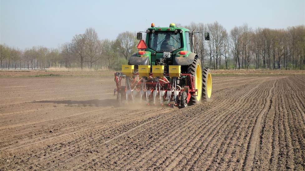 Een van de deelnemende akkerbouwers, Hans Thur uit Genderen (NB), heeft deze week in Veghel op een perceel van 7,5 hectare uien laten zaaien. De helft van het perceel betreft niet kerende grondbewerking en de andere helft is geploegd tot een diepte van 22