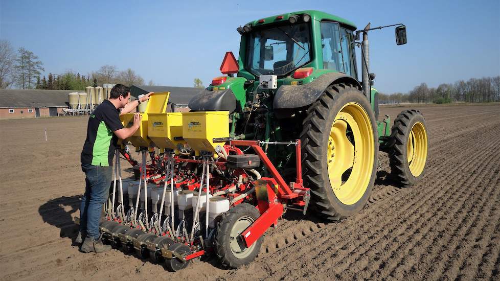 De uienzaaiklus is uitgevoerd door loonwerker Gertjan Jilissen uit Oeffelt (NB). Met de gps-gestuurde John Deere 6820 en achterop een 2,25 meter brede Agricola-zaaimachine zijn de uien probleemloos gezaaid.