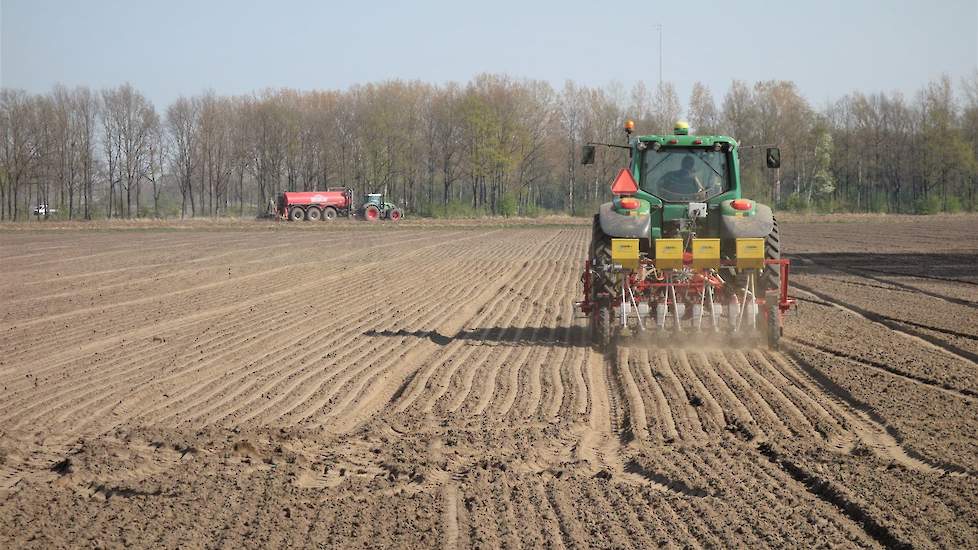 Het zaaibed in Veghel is 2,25 meter breed. Thur: „Dat is nu wel de nieuwe standaardmaat, voorheen was dat 1,50 meter. Dit geeft minder sporen in het land, dus minder bodemverdichting.”