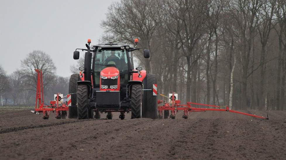 Afgelopen jaar heeft Gruntjes één perceel vroeg gerooid in september. „De opbrengst op dat lager gelegen perceel was 88 ton en 16,1 procent suiker. Op het later gerooide perceel was de opbrengst 79 ton. Die bieten hebben nog een maand op de hoop gelegen e