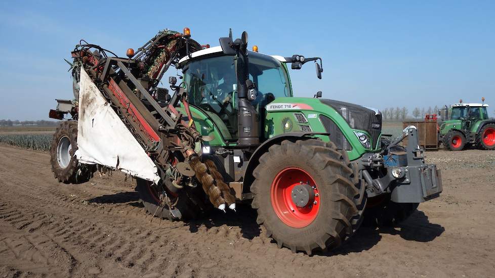 De prei is gerooid met een Vanhoucke-rooier die, gekoppeld aan een Fendt 718, moeiteloos de prei bovengronds haalt.