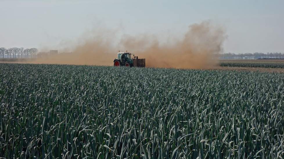 En ook nu tijdens het rooien maken stofwolken duidelijk dat het vochtgehalte op dit perceel bijzonder laag is. „Het is zeker een uitzonderlijke situatie en vallen dit jaar in herhaling. De watertoevoer loopt nu zeker achter op andere jaren, maar in andere