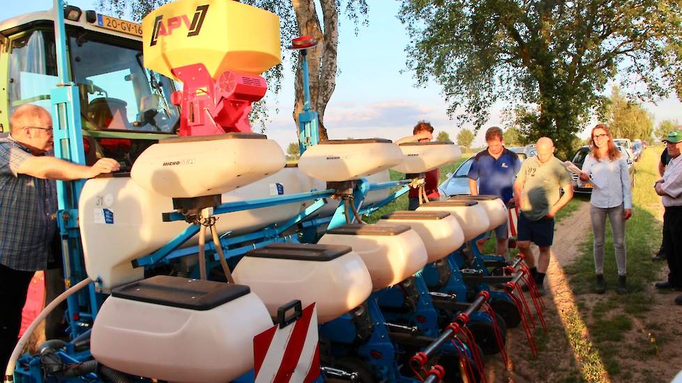 Loonbedrijf Van de Looij uit Ell voorzag hun Monosem maïszaaier dit jaar van een APV zaaier. Reden van het tegelijk zaaien is enerzijds het besparen op een extra werkgang en anderzijds valt het onderzaaien bij Van de Looij veelal in de drukke periode van