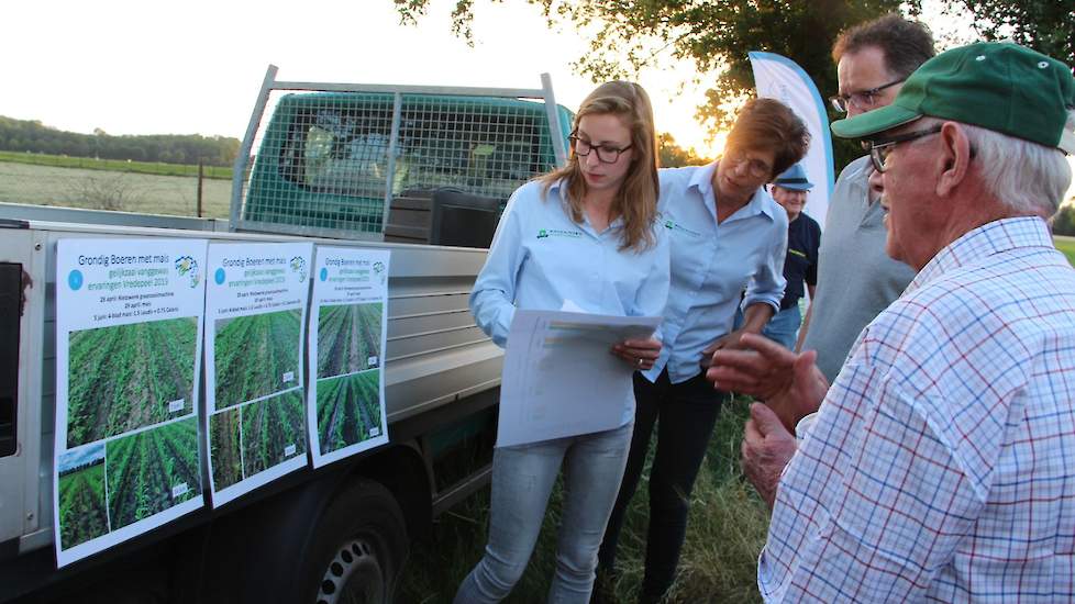 Volgens Jacqueline Ulen (links), van WUR Open Teelten in Vredepeel, is het zaak om goed te letten op welk ras rietzwenkgras is gezaaid. „Elk ras reageert mogelijk anders op de spuitmixen. Zo blijkt rietzwenk erg vatbaar voor het middel Samson.”