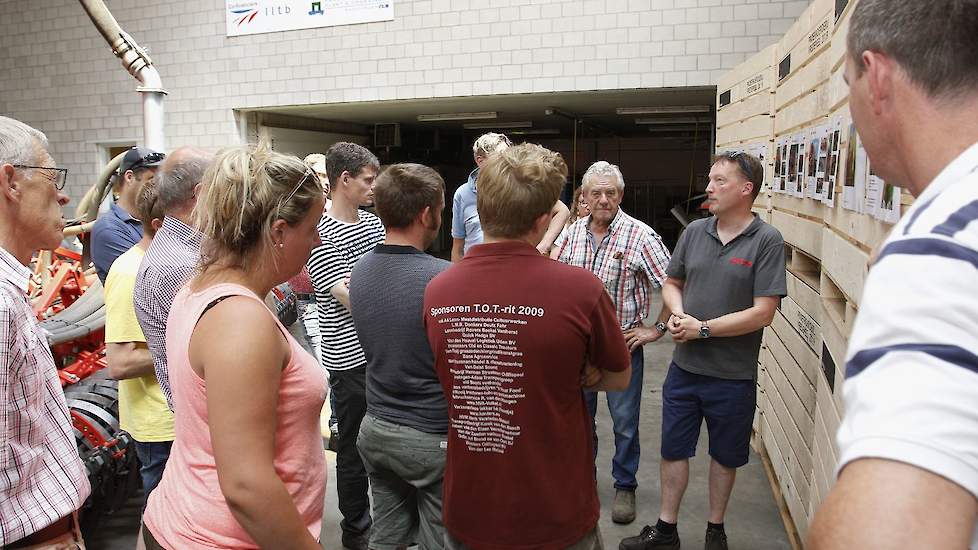 Martijn Ekkelenkamp van machinefabrikant Evers Agro geeft uitleg bij de mogelijkheden die er zijn om op aanvraag machines op maat te maken en het belang ervan, bijvoorbeeld vanwege verschillen in grondsoort.