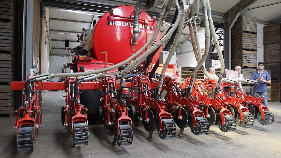 De Vervaet Trike in combinatie met apparatuur om drijfmest toe te dienen in de rij, getoond door loonbedrijf Nooijen. Dit loonbedrijf past niet-kerende grondbewerking toe. De combinatie is nu twee jaar in gebruik.