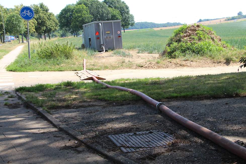 De beregeningsstandpijp is voorzien van 10 meter brandslang. Deze dient om het buffer-bassin te vullen. Het is niet mogelijk de beregeningsinstallatie rechtstreeks aan te sluiten op de standpijp.