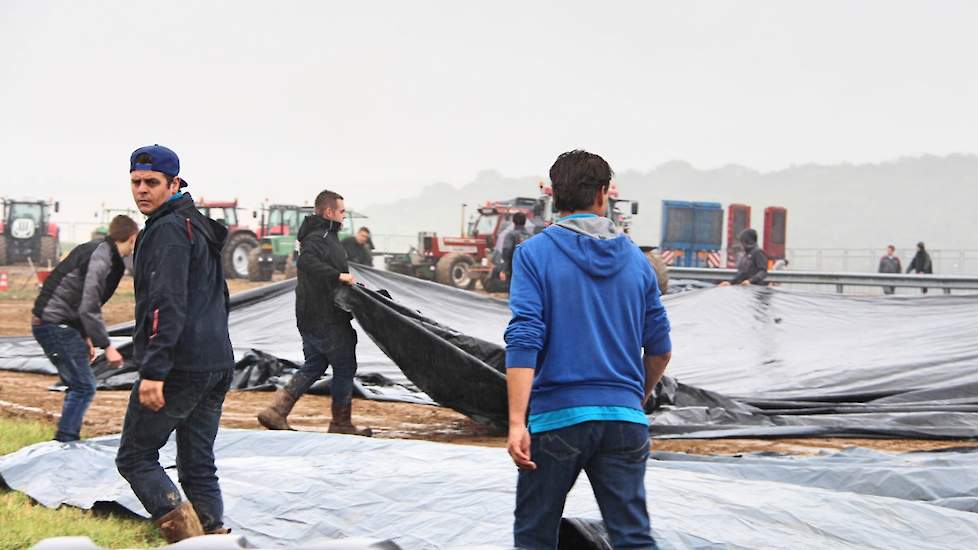 De organisatie werkt met twee banen. Om deze berijdbaar te houden werden ze tijdens regenbuien afgeschermd met een plastic zeil.