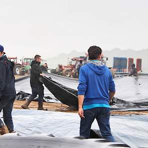 De organisatie werkt met twee banen. Om deze berijdbaar te houden werden ze tijdens regenbuien afgeschermd met een plastic zeil.