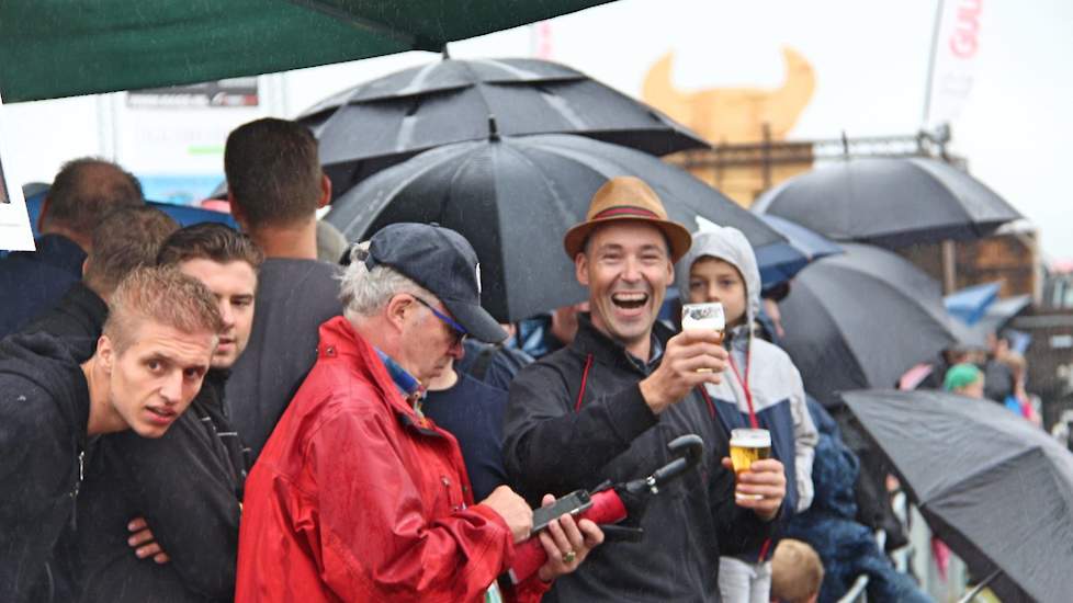 Het weer deert de vaste bezoekers niet. Voor agrarisch Zuid-Limburg en aanpalende grensregio vormt het een jaarlijks gezellig uitje waar men met elkander geniet van een glaasje bier gebrouwen van eigen brouwgerst.