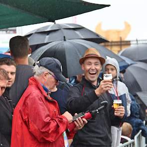 Het weer deert de vaste bezoekers niet. Voor agrarisch Zuid-Limburg en aanpalende grensregio vormt het een jaarlijks gezellig uitje waar men met elkander geniet van een glaasje bier gebrouwen van eigen brouwgerst.