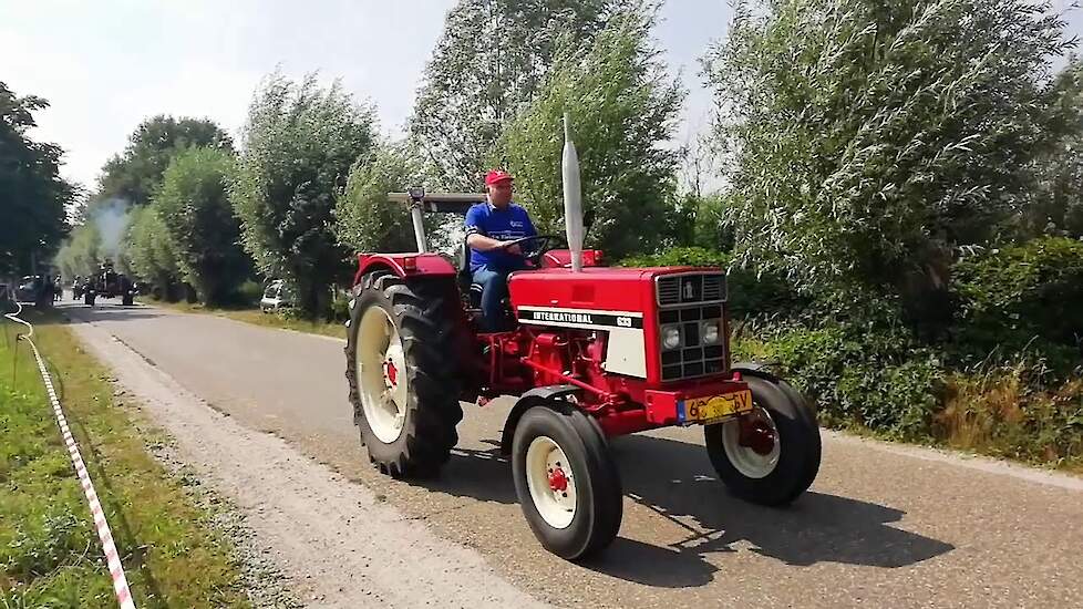 Tocht met honderden bijzondere tractoren