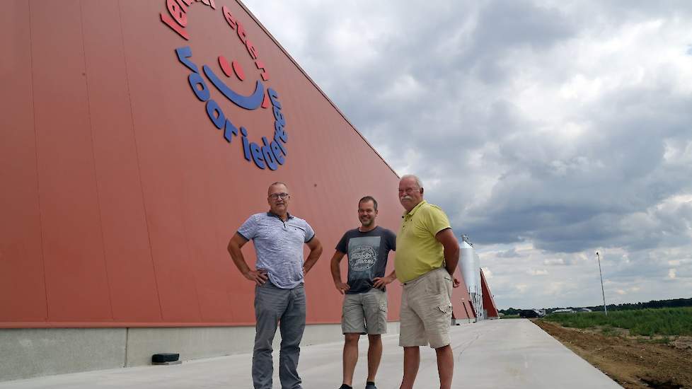 Marcel, Jan en Cor Kuijpers voor het nieuwe bedrijf. Samen met Joris, bedrijfsleider vermeerdering, runnen zij het familiebedrijf Kuijpers Kip. Vanaf de A73 is dit imposante gebouw met daarop het logo ‘Lekker eten voor iedereen’ goed zichtbaar. „We produc