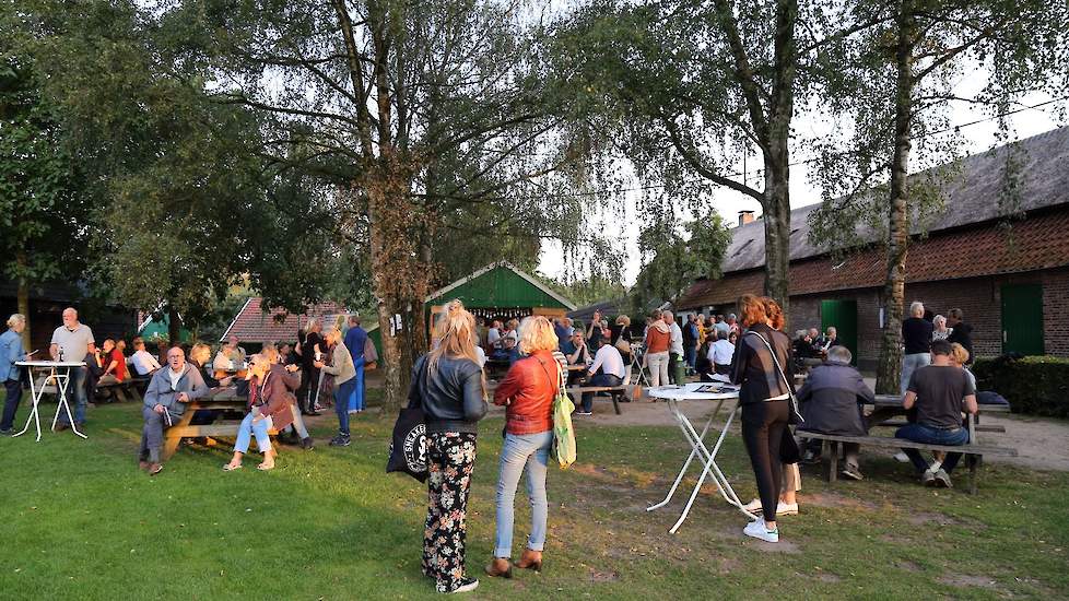 De verzamelruimte is een stuk grasland gelegen direct achter de boerderij. De voorstelling op 21 augsutus was uitverkocht, wat betekent dat er 150 bezoekers op het erf rondslenterden. Op de achtergrond de bar.