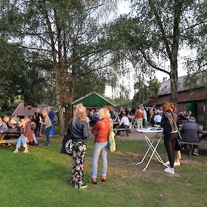 De verzamelruimte is een stuk grasland gelegen direct achter de boerderij. De voorstelling op 21 augsutus was uitverkocht, wat betekent dat er 150 bezoekers op het erf rondslenterden. Op de achtergrond de bar.