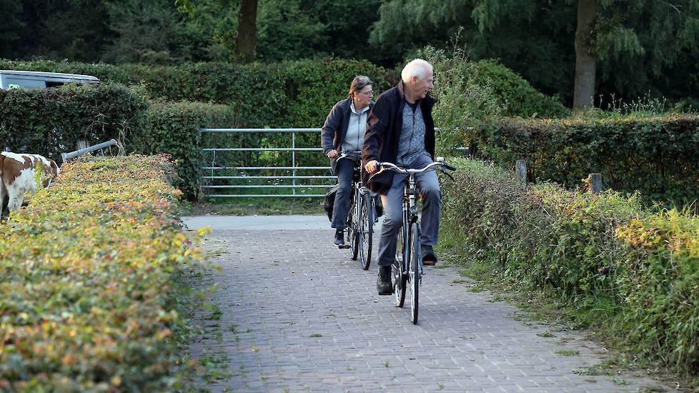 Bezoekers aan de Genneper Hoeve worden over een voetpad geleidt, omringd door weilanden, of komen via de fiets. Auto's worden geweerd bij de boerderij.