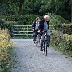 Bezoekers aan de Genneper Hoeve worden over een voetpad geleidt, omringd door weilanden, of komen via de fiets. Auto's worden geweerd bij de boerderij.