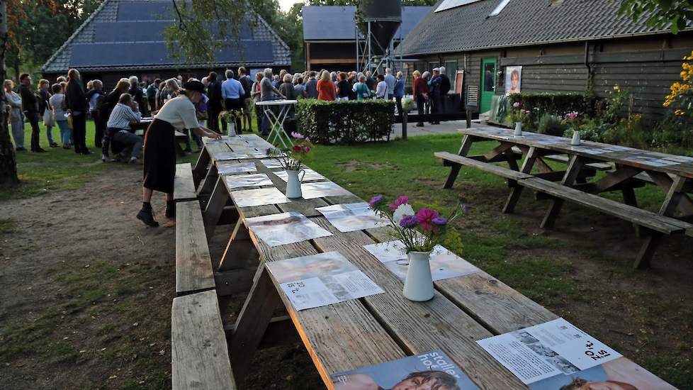 Voor aanvang van de theatervoorstelling kunnen gasten dineren. De catering wordt verzorgd door Inge's Eettafel. De producten gebruikt voor de catering komen van de Genneper Hoeve.