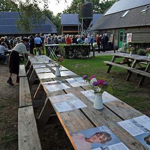 Voor aanvang van de theatervoorstelling kunnen gasten dineren. De catering wordt verzorgd door Inge's Eettafel. De producten gebruikt voor de catering komen van de Genneper Hoeve.