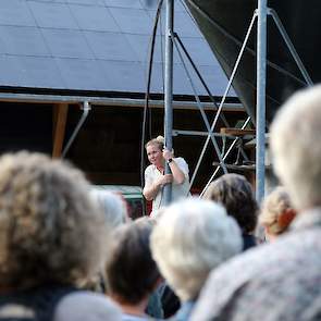 De aanwezigen gaan in een lange rij richting stal, waar de acteurs al ten tonele zijn verschenen. De voorstelling kenmerkt zich door de stilte. De telefoons dienden te worden uitgezet en er mochten geen foto's gemaakt worden van de voorstelling.