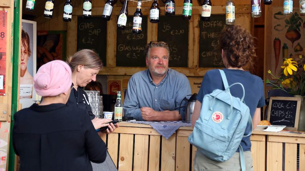 Boer en mede-eigenaar Age Opdam staat klanten te woord achter de bar.