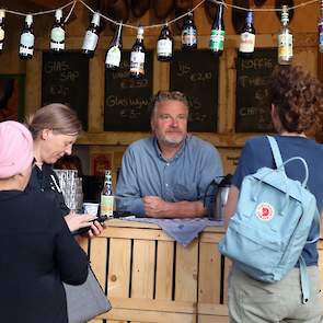 Boer en mede-eigenaar Age Opdam staat klanten te woord achter de bar.