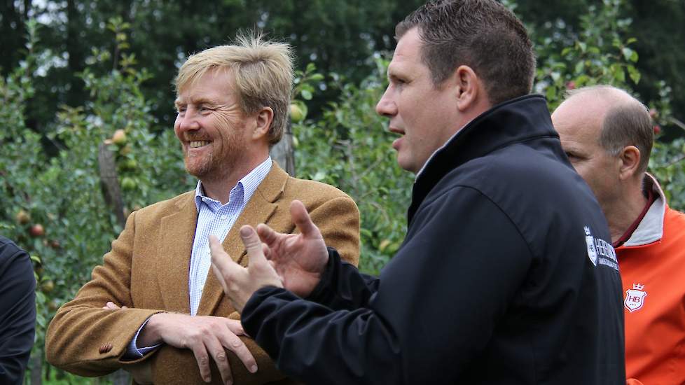 Eén boer, te weten Geert van de Bruggen, is aangesteld voor de dagelijkse leiding van de werkzaamheden. Hij is de enige die in dienst is bij de coöperatie en werkt dagelijks samen met vrijwilligers. Hier vertelt hij staand bij de pluimveeweide, dat ze er