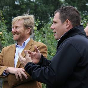 Eén boer, te weten Geert van de Bruggen, is aangesteld voor de dagelijkse leiding van de werkzaamheden. Hij is de enige die in dienst is bij de coöperatie en werkt dagelijks samen met vrijwilligers. Hier vertelt hij staand bij de pluimveeweide, dat ze er