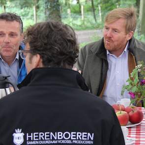 De Koning spreekt tijdens zijn werkbezoek met betrokkenen en bestuursleden van een aantal Herenboerderijen over het managen van het bedrijf, de wisselwerking tussen de leden en de boer en de sociale cohesie. Nederland kent steeds meer collectieve burgerin