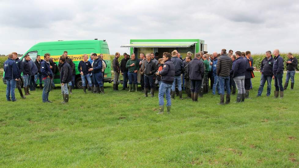 Meer dan 80 boeren uit Oost-, West- en Zuid-Nederland - voornamelijk melkveehouders - kwamen af op de demo georganiseerd door Agruniek Rijnvallei. Zij opperden verschillende mogelijke oplossingen. Maar het onder water laten lopen van land zou de beste zij