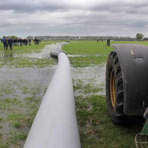 Met een speciale pomp moet minimaal 2.000 kuub water per hectare in de holletjes en gangen lopen om muizen te bestrijden.