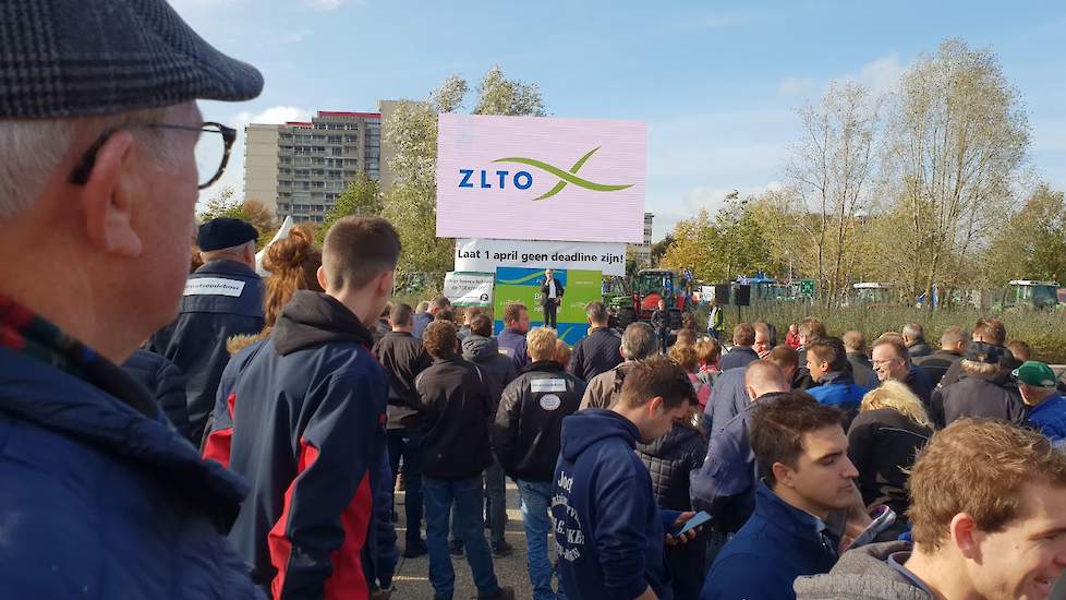 ZLTO-voorzitter Wim Bens spreekt de boeren toe.