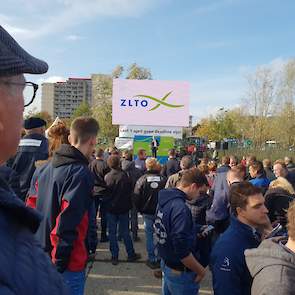 ZLTO-voorzitter Wim Bens spreekt de boeren toe.