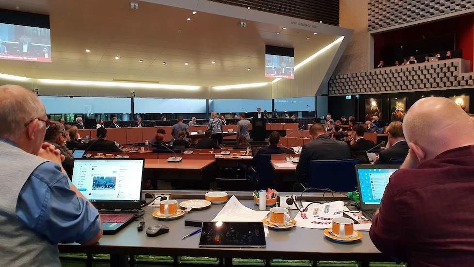 Debat in de Statenzaal van Brabant, gezien vanaf de perstribune.