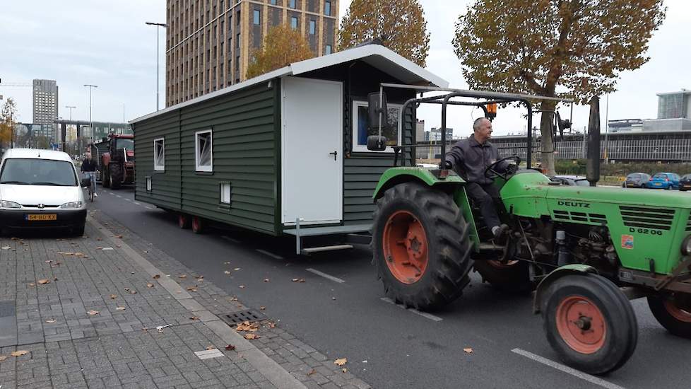 Met trekkers laat Van Agt de kipcaravans en mobiele eierautomaten verplaatsen.